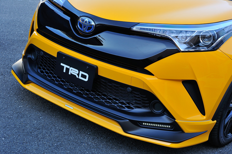 C-HR Aggressive Styleのフロントマスク。複雑な造形に見えるフロントスポイラーだが、実はノーマルバンパー開口部のラインを生かしたものになっている。また、歩行者保護の観点から万が一の衝突時にケガが大きくならないよう配慮されている。このコンセプトはExtreme Styleも同様とのこと