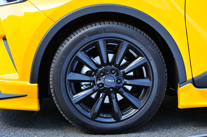 18インチの「TRD TF6」を採用。Aggressive Style（写真）ではブラックマイカ、Extreme Styleではダイヤモンドカットシルバーを標準設定