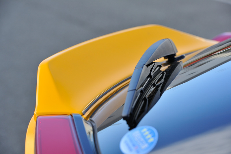 ダックテール形状のスポイラー。ノーマル状態がフロントリフト気味なので、リアスポイラーだけを追加するとよりフロントリフトが強くなるように思うところだが、実験した結果、リア後端で空気を整流するとルーフと下面の空気の流れが改善するようで、フロントリフトが収まる傾向になったという