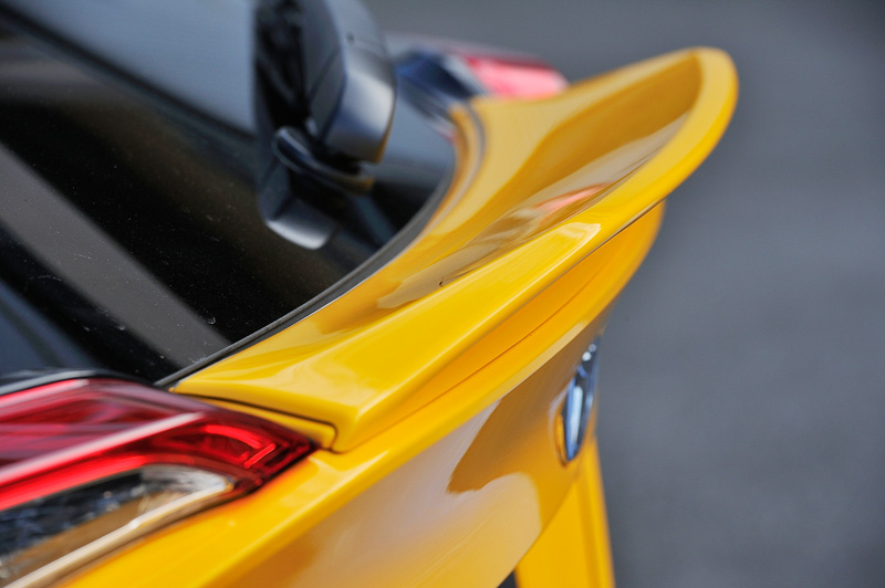 ダックテール形状のスポイラー。ノーマル状態がフロントリフト気味なので、リアスポイラーだけを追加するとよりフロントリフトが強くなるように思うところだが、実験した結果、リア後端で空気を整流するとルーフと下面の空気の流れが改善するようで、フロントリフトが収まる傾向になったという