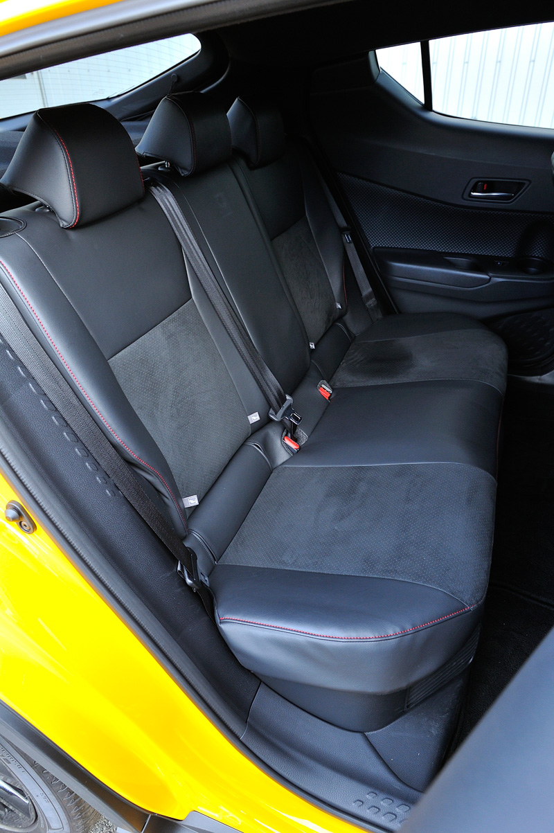 赤いパイピングやステッチなども特徴的なスポーツシートカバー。フロントシートには腰まわりを支えるエクスジェル入りのパッドを備えているほか、ステッチの位置を工夫して前後Gに対して下半身を支える力を高めている