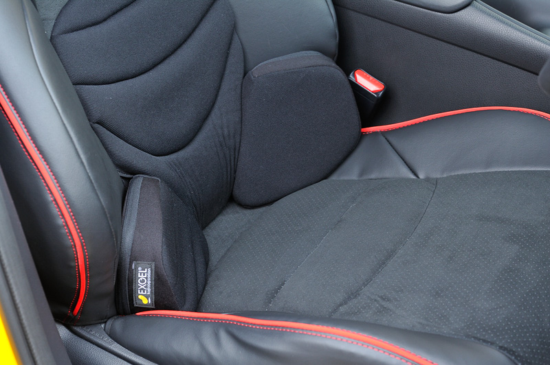 赤いパイピングやステッチなども特徴的なスポーツシートカバー。フロントシートには腰まわりを支えるエクスジェル入りのパッドを備えているほか、ステッチの位置を工夫して前後Gに対して下半身を支える力を高めている