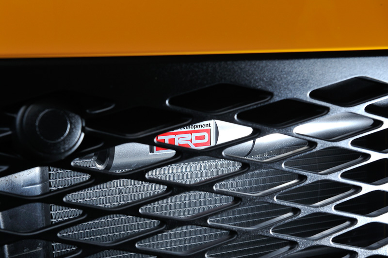 走行中の微振動やボディの変形を吸収・減衰して乗り心地を改善し、コーナーでのロール速度を抑制して4輪の接地性を高めるMCB（8万円［税別］）