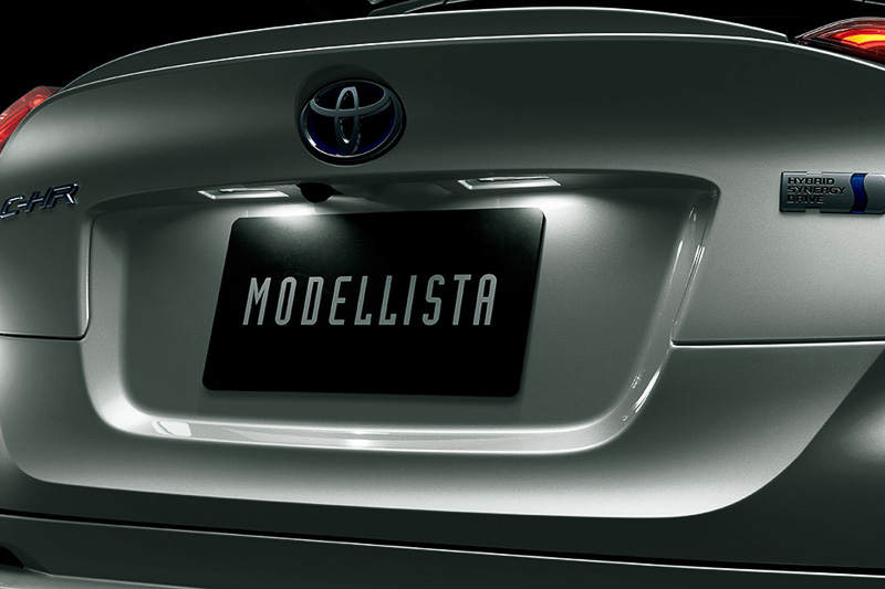 夜間走行時のリアビューを白い光で演出するLEDライセンスランプ