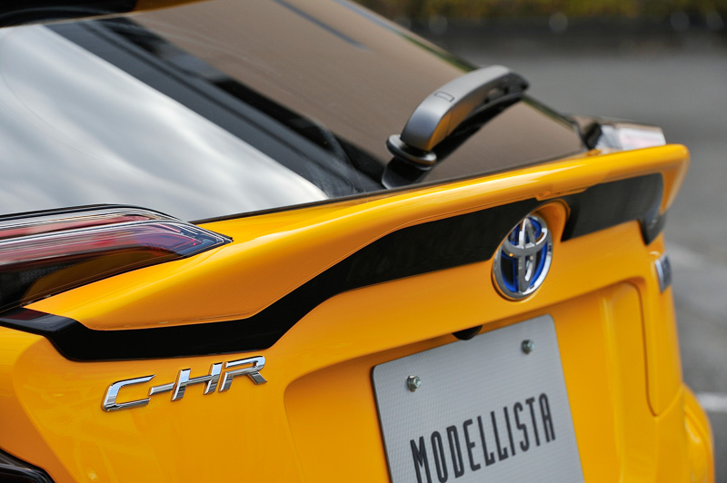 リアスポイラーは後方側のセンター部分をブラックアウトしてウイング形状に見せている