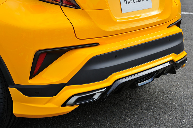 フロント側とイメージを合わせたリアスカートの造形。フロントのガーニッシュに対してディフューザーを設けている