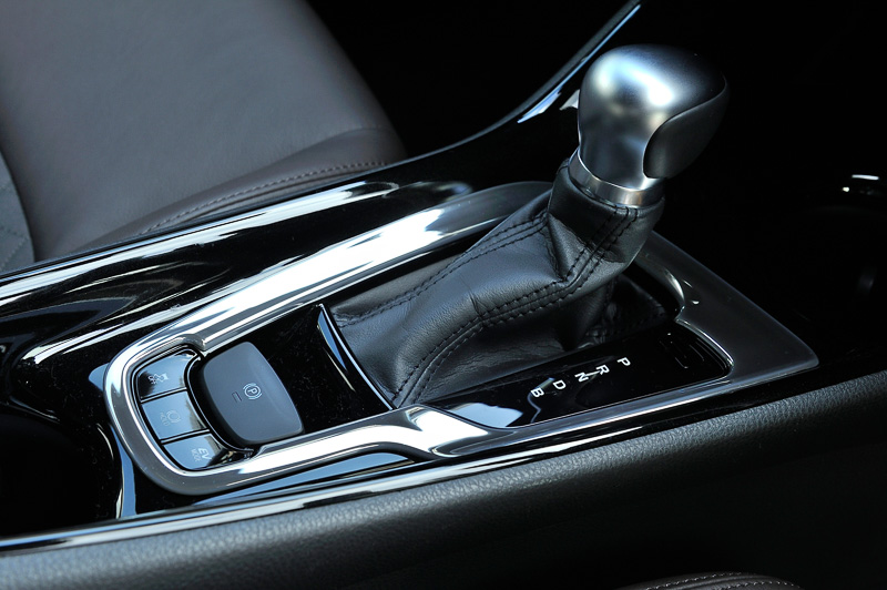 車内ではメッキ調のシフトセレクターのフィニッシャーに無機ELを内蔵。クリアランスランプと連動してブルーに発光する