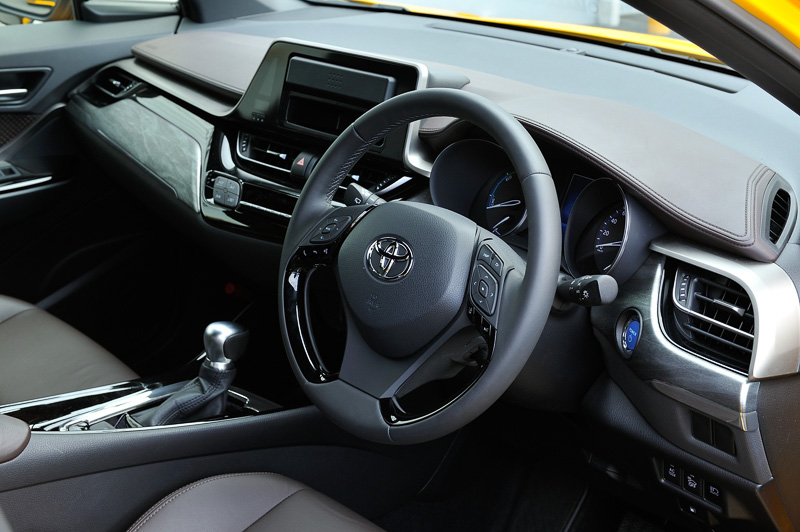 車内ではメッキ調のシフトセレクターのフィニッシャーに無機ELを内蔵。クリアランスランプと連動してブルーに発光する