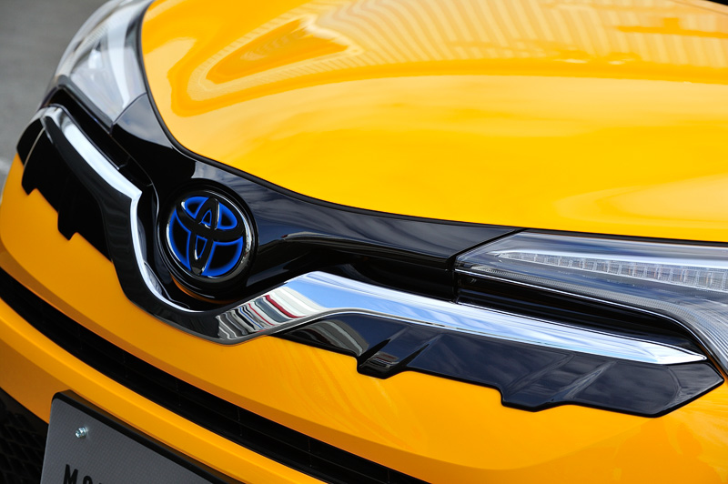 フロントグリルガーニッシュはプレスラインに沿った形状。光輝ブラックのベースにメッキのラインが入っているが、このメッキラインの上下幅も検討を何度も重ねて決まったもの