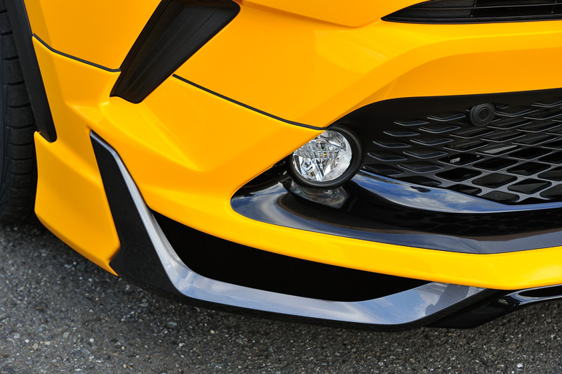 フロントスポイラーは色分けによる効果で、見る角度によって張り出し具合の印象が変化するようデザインされている