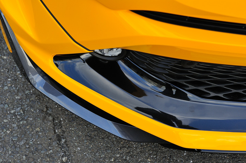 フロントスポイラーは色分けによる効果で、見る角度によって張り出し具合の印象が変化するようデザインされている