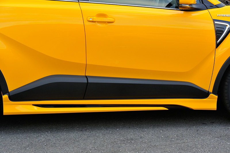 センターにブラックアウト部を設けて上下に分割し、厚みを消しつつ低さを演出。ここは小さい凸と大きな凹の組み合わせが分かりやすいポイント