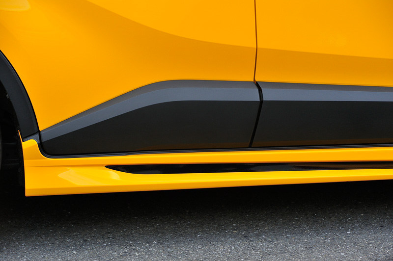 センターにブラックアウト部を設けて上下に分割し、厚みを消しつつ低さを演出。ここは小さい凸と大きな凹の組み合わせが分かりやすいポイント