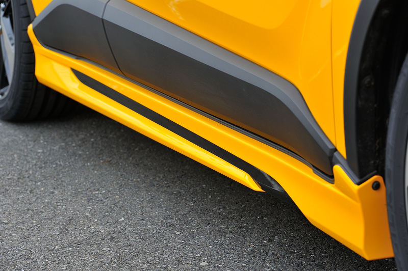 センターにブラックアウト部を設けて上下に分割し、厚みを消しつつ低さを演出。ここは小さい凸と大きな凹の組み合わせが分かりやすいポイント