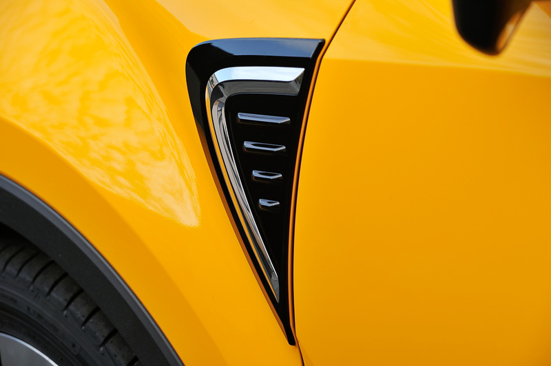 サイドビューのアクセントとなるフェンダーガーニッシュ。ドアパネルのプレスラインにも沿った形状となっている