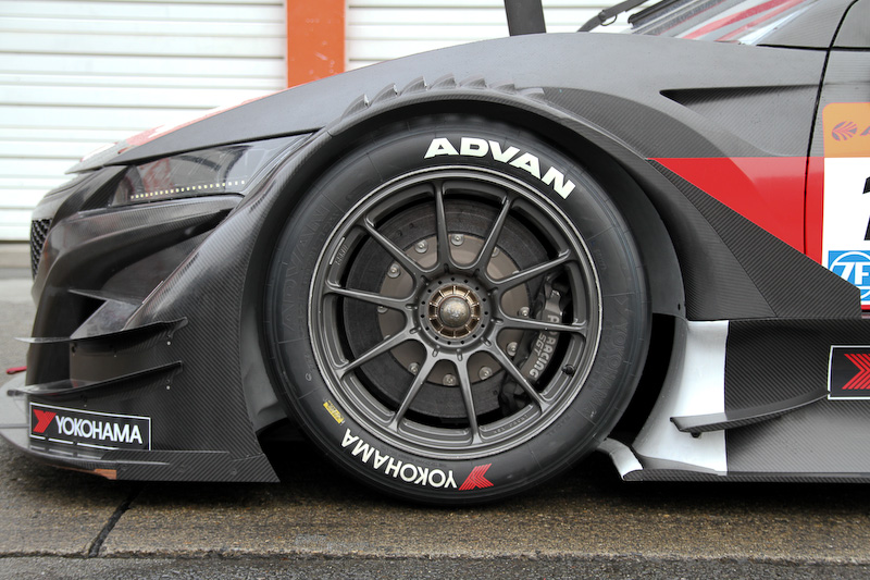 TEAM MUGENのNSX-GT。「MOTUL」「YOKOHAMA」「SSR」「NGK」などのステッカーが貼られる