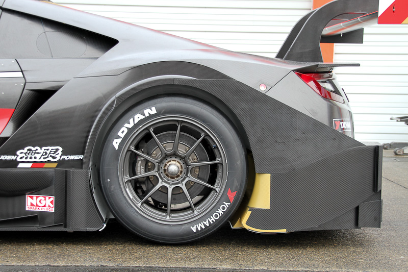 TEAM MUGENのNSX-GT。「MOTUL」「YOKOHAMA」「SSR」「NGK」などのステッカーが貼られる