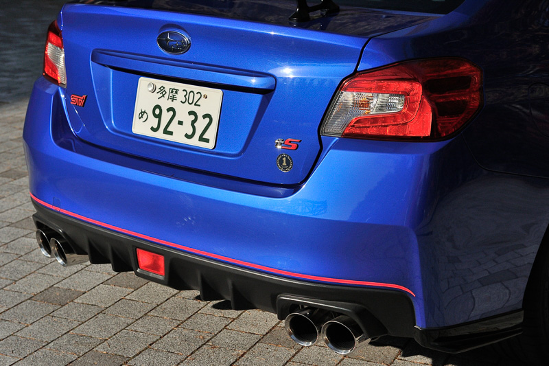 リアバンパーにチェリーレッドストライプを追加。バンパー側面にはオプション品のリアサイドアンダースポイラー（4万3200円）を装着している