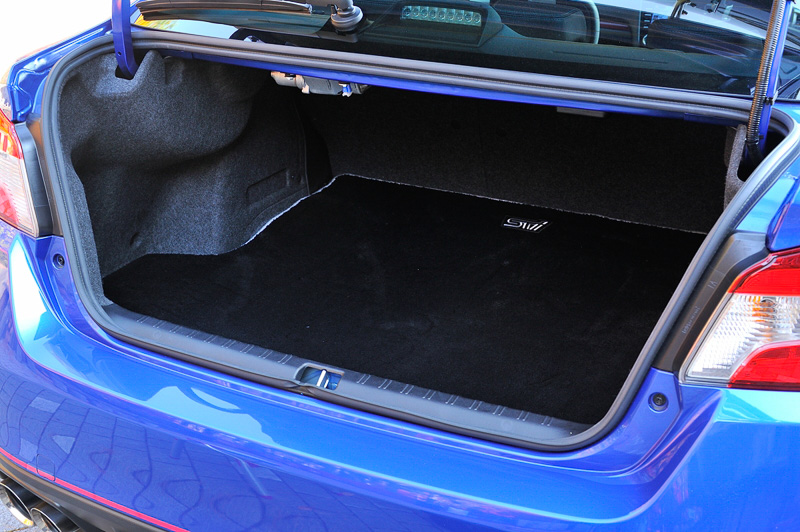 オプション品ではホワイトでSTIロゴとパイピングがあしらわれるトランクマット（1万6200円）も用意されている