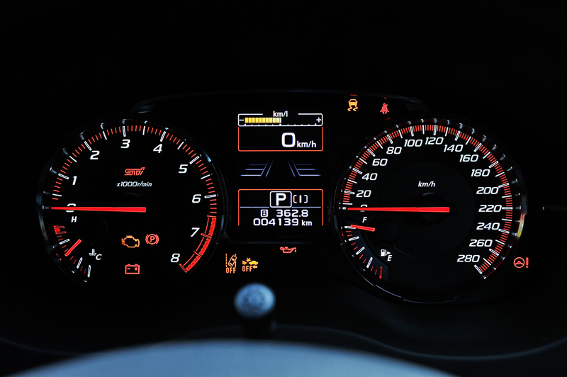 STIロゴ入りのルミネセントメーター。スピードメーターには280km/hまでスケールが刻まれている