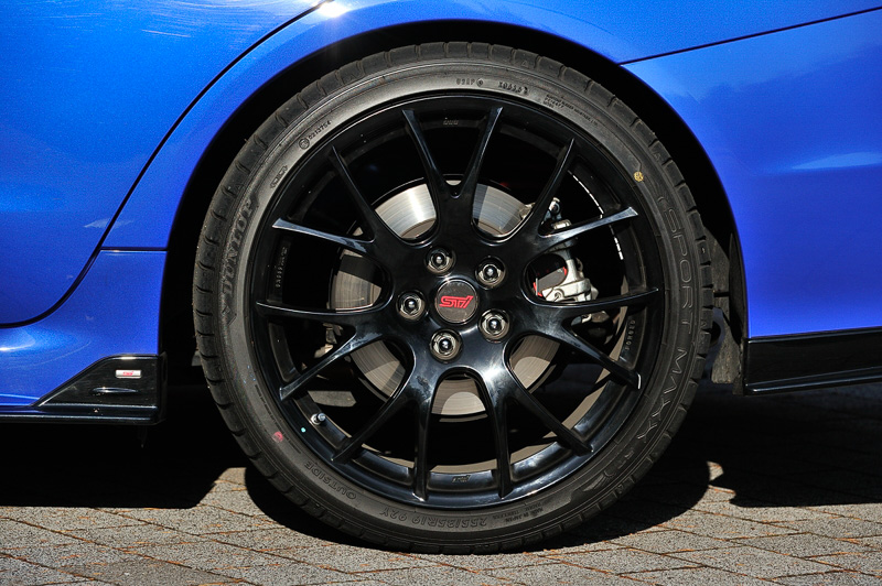 タイヤは全車255/35 R19 92Yのダンロップ SORT MAXX RTを装備、NBR CHALLENGE PACKAGE（写真）は塗装が標準のシルバーからブラックに変更される