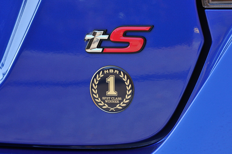 NBR CHALLENGE PACKAGEは大型のドライカーボンリアスポイラー、専用エンブレムなどを装着