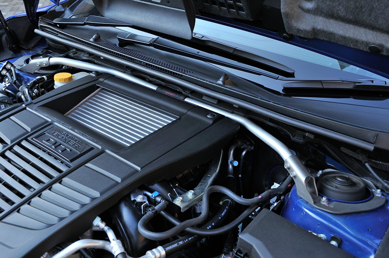 エンジンルーム内の「フレキシブルタワーバーフロント」のように目につきやすいところだけでなく、フロア下の「フレキシブルドロースティフナーフロント」「ピロボールブッシュ・リアサスリンク」「フレキシブルサポートサブフレームリア」といったボディ剛性の強化アイテムを多数装着