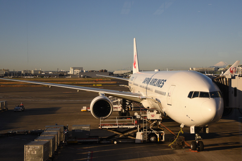 JALで沖縄へGo。冬ダイヤでは約3時間の旅になる