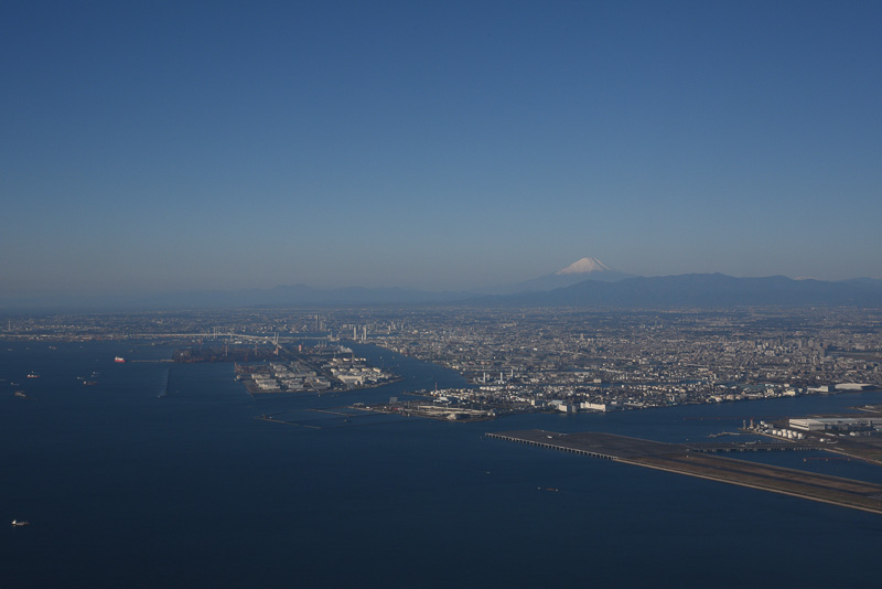 遠くに富士山が、右下には羽田空港が見えた