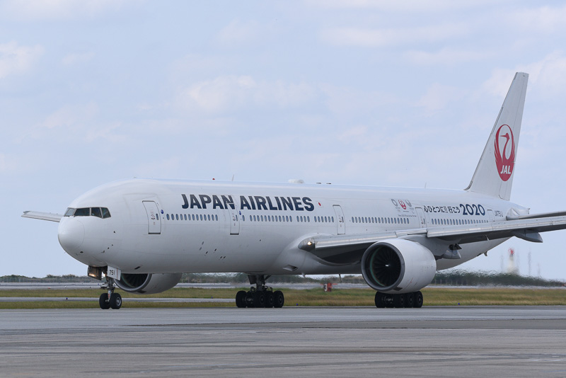 折角なので、別の機会に那覇空港で特別塗装機「JAL FLY to 2020」を撮影してみた
