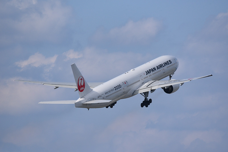 巨大な機体の離陸シーンは迫力がある