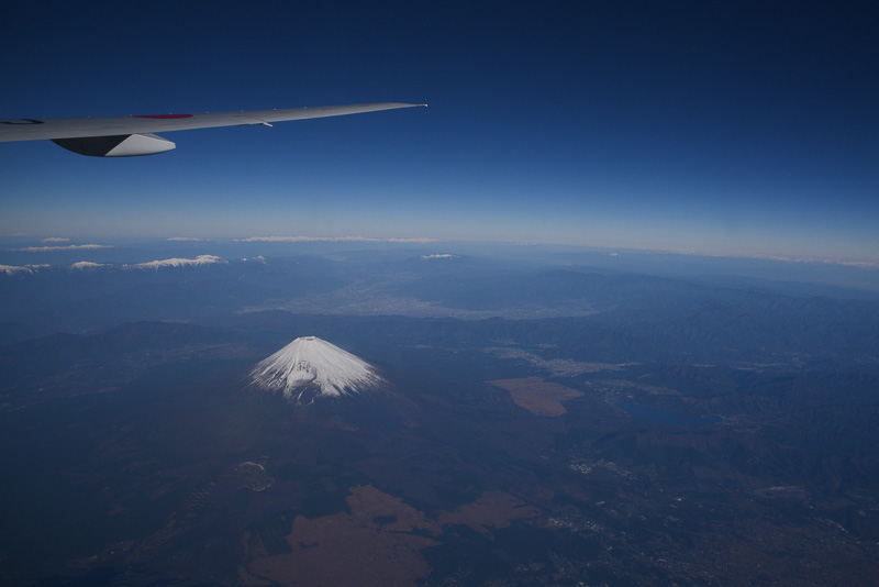 そのまま富士山が遠ざかるかと思ったら、意外と近くに。雪化粧をした富士山はとくに美しい