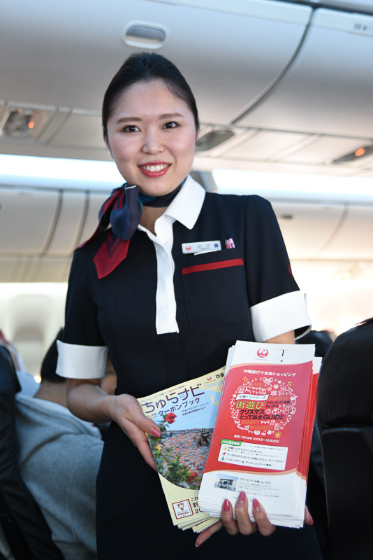 機内では、クーポンブック「ちゅらナビ」も配られる