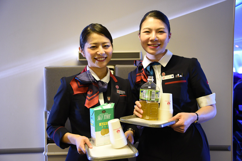 機内のドリンクサービスをゆっくり楽しめるのが羽田～那覇便のよいところ