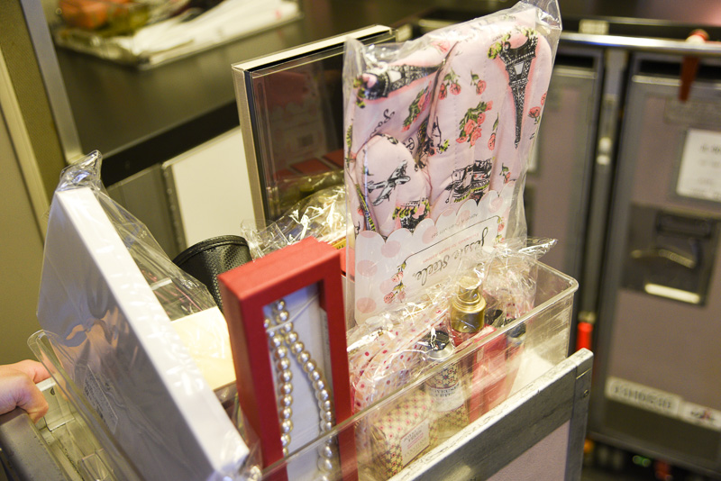 機内販売もゆっくり楽しめる。人気商品については在庫切れもあり得るので、往路で頼んでおくのがお勧めだ