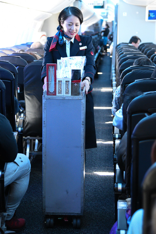 機内販売もゆっくり楽しめる。人気商品については在庫切れもあり得るので、往路で頼んでおくのがお勧めだ