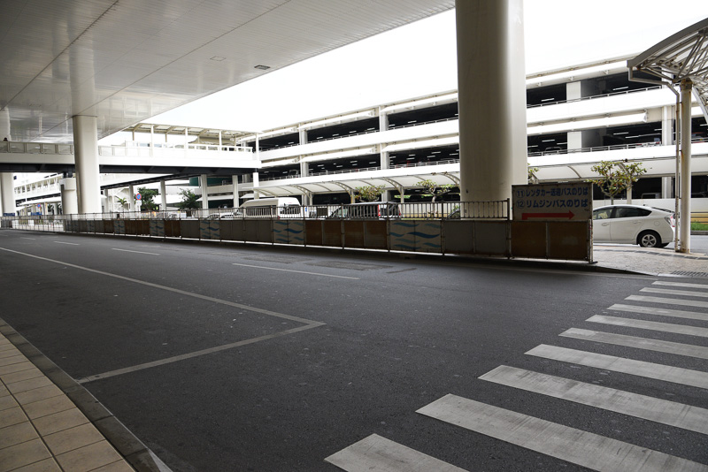 那覇空港1階出口を出たら、横断歩道を渡ってレンタカー送迎バス発着場へ