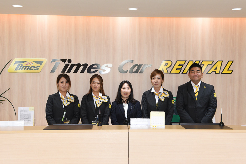 那覇空港店のスタッフがお出迎え