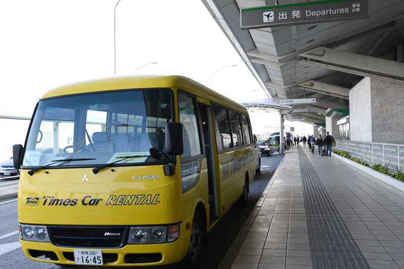 那覇空港の出発階へ送迎バスで送ってもらえる。ここも渋滞知らず