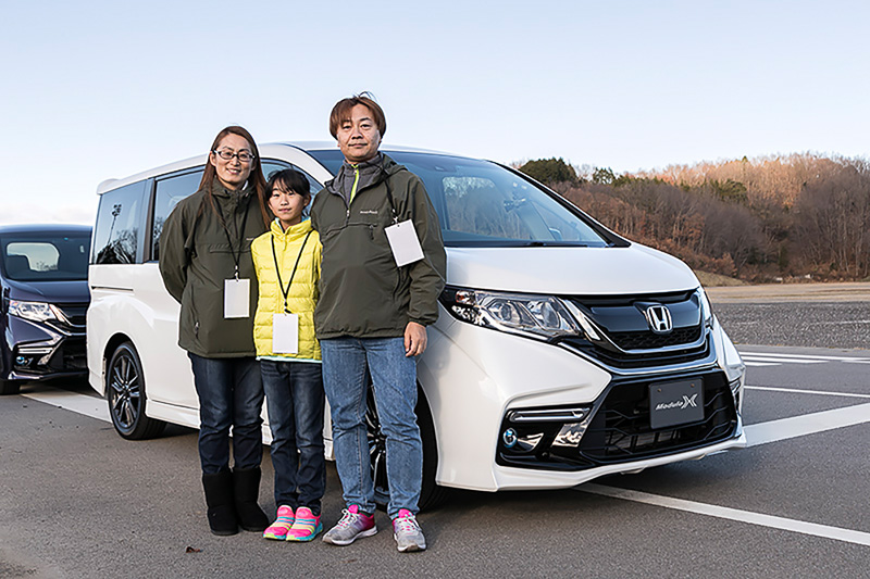 前のモデルのステップワゴンに乗る日高さん。ご夫婦で参加