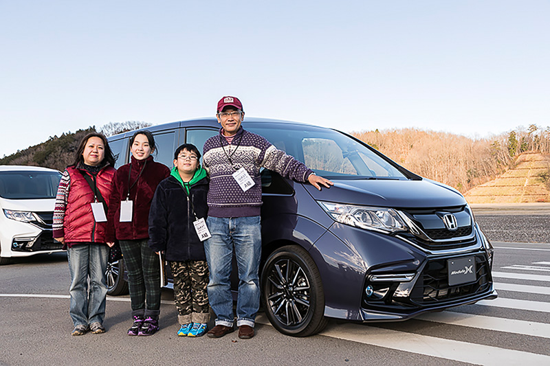 オデッセイに乗る須能さん。奥さまとふたりのお子さんのご家族で参加