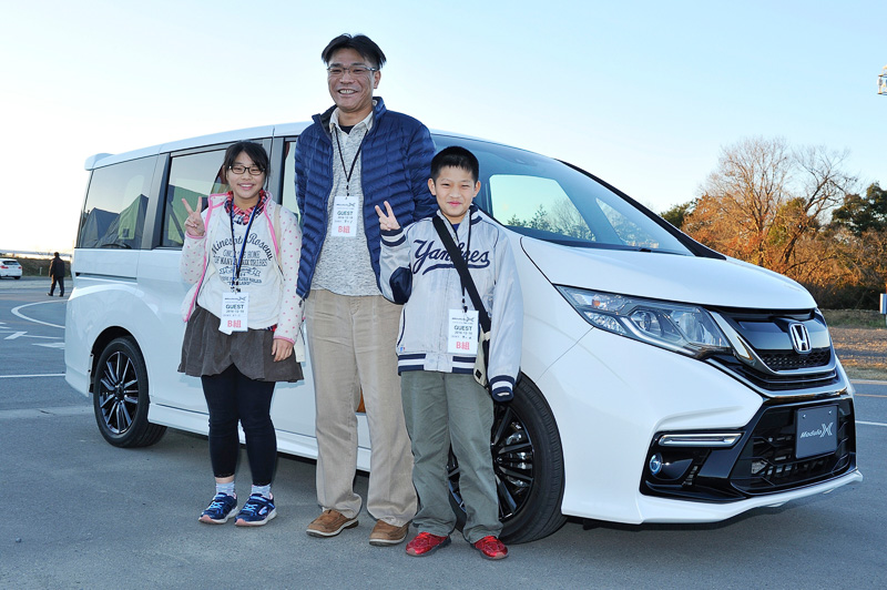 三菱自動車工業 デリカ D：5に乗る松本さん。2人のお子様と参加