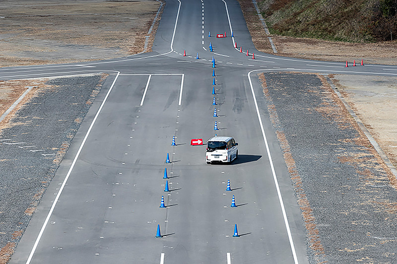 クローズドコースでの試乗は第2アクティブセーフティトレーニングパークで行なった。ここはコースレイアウトがいろいろ組めるが、今回は1周1.3kmに設定。コースを2周するが、1周はストレートの1部にはパイロンでレーンを作成し、レーンチェンジが体感できるようになっているルートを通るので、それぞれの周回で違う挙動が試せるようになっている