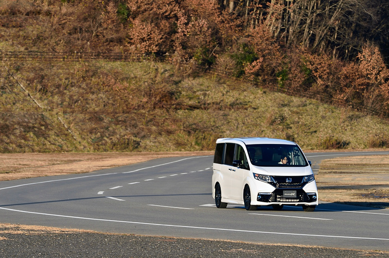 クローズドコースでの試乗は第2アクティブセーフティトレーニングパークで行なった。ここはコースレイアウトがいろいろ組めるが、今回は1周1.3kmに設定。コースを2周するが、1周はストレートの1部にはパイロンでレーンを作成し、レーンチェンジが体感できるようになっているルートを通るので、それぞれの周回で違う挙動が試せるようになっている