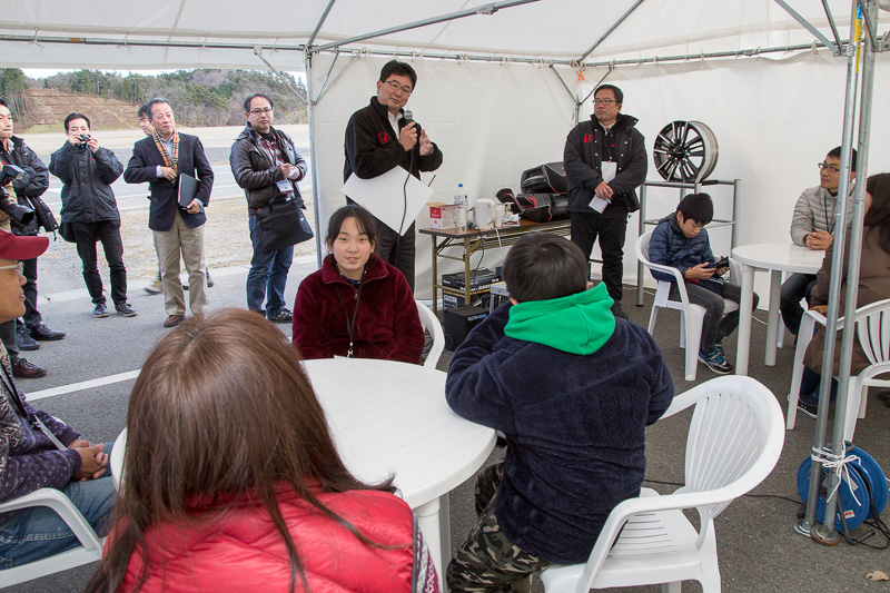 試乗の始発点には待機所としてテントが張られていた。試乗を前にホンダアクセスの石井氏より試乗方法などがアナウンスされた。自分で走る前にはスタッフがドライブするステップワゴン Modulo Xに同乗してコース見学と運転席以外のシートでの試乗を体験。これは2周回ったあといったん停車し、乗車位置を変えてもう2周回るという設定。試乗が始まると運転席しか体験できないお父さんチームにとってはこの試乗法も好評だった