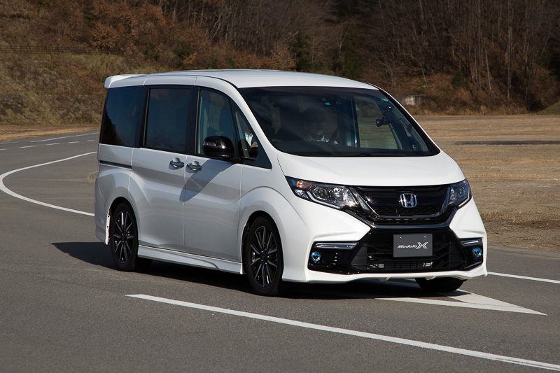 試乗の始発点には待機所としてテントが張られていた。試乗を前にホンダアクセスの石井氏より試乗方法などがアナウンスされた。自分で走る前にはスタッフがドライブするステップワゴン Modulo Xに同乗してコース見学と運転席以外のシートでの試乗を体験。これは2周回ったあといったん停車し、乗車位置を変えてもう2周回るという設定。試乗が始まると運転席しか体験できないお父さんチームにとってはこの試乗法も好評だった