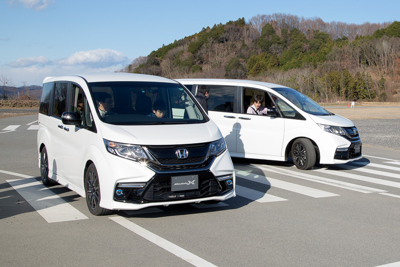 非常に楽しそうに走っていた第2アクティブセーフティトレーニングパークでの試乗。短い試乗時間ながらしっかりとステップワゴン Modulo Xを評価していた