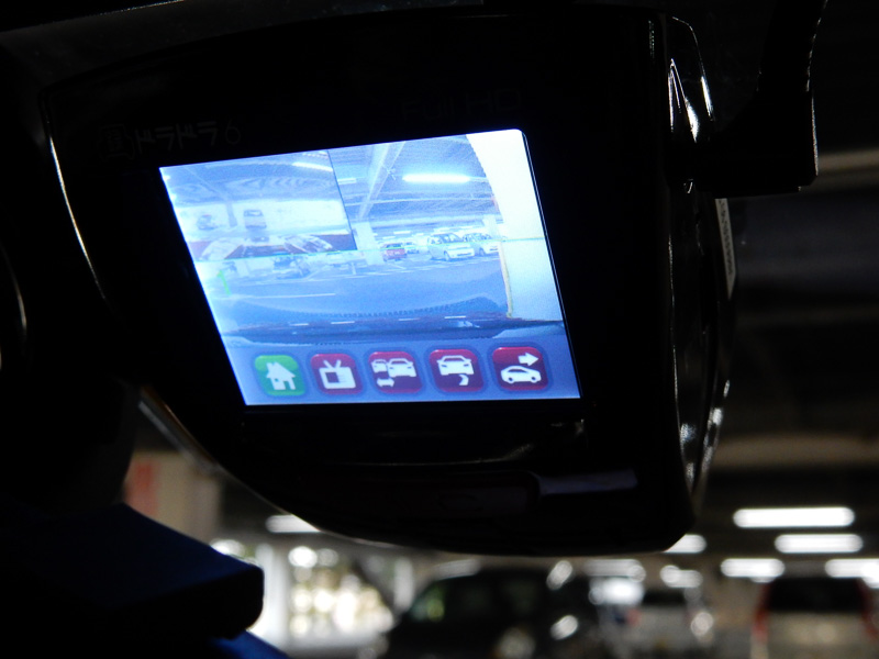 液晶画面にはリアカメラの映像を親子画面で表示させることもできる