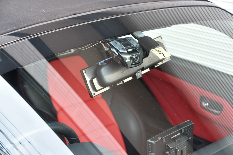 S660に安全運転支援機能付きドライブレコーダー「ドラドラ6（DD-06）」を取付けた。車検証シールが撮影レンズに被らないように配慮したい