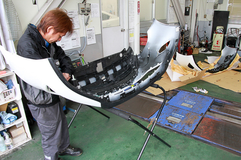 手前のスタンドに乗っているのが新しいバンパー、塗装済みです